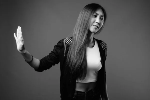 Ung vacker asiatisk kvinna i svart och vitt — Stockfoto