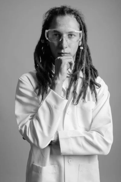 Joven doctor con rastas con gafas protectoras en blanco y negro — Foto de Stock