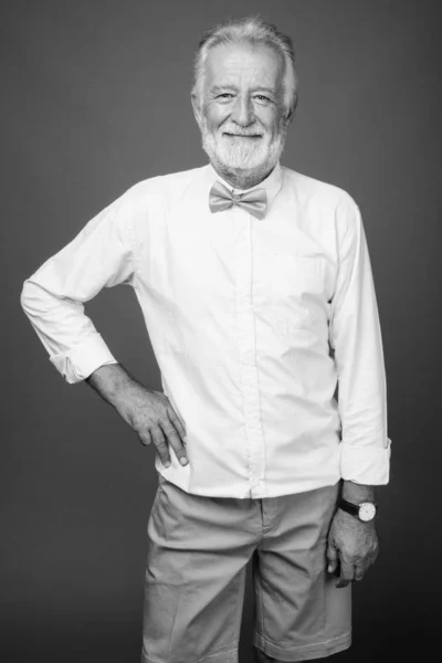 Красивий бородатий старший чоловік в стильному одязі в чорно-білому — стокове фото