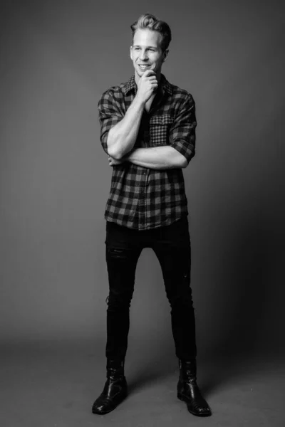 Studioaufnahme eines jungen, gut aussehenden Hipster-Mannes in Schwarz-Weiß — Stockfoto