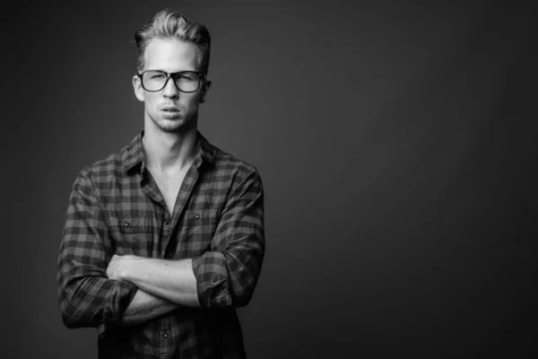 Studio colpo di giovane bello hipster uomo in bianco e nero — Foto Stock