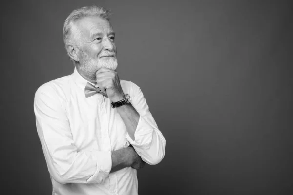 Bonito barbudo sênior vestindo roupas elegantes em preto e branco — Fotografia de Stock