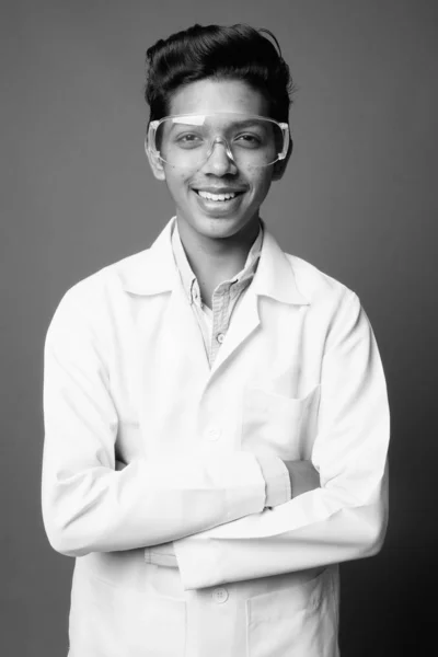 Jonge Indiase jongen arts als wetenschapper dragen beschermende bril — Stockfoto