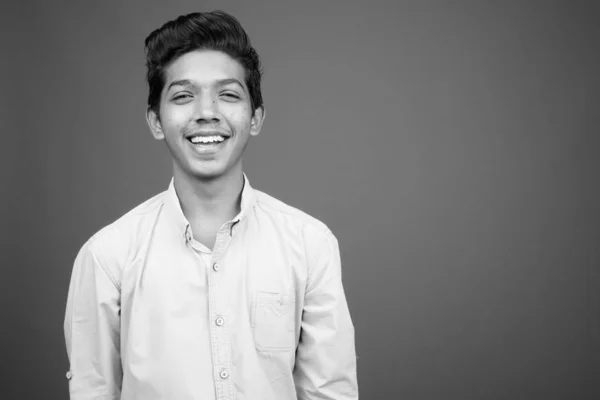 Joven chico indio buscando inteligente en blanco y negro —  Fotos de Stock