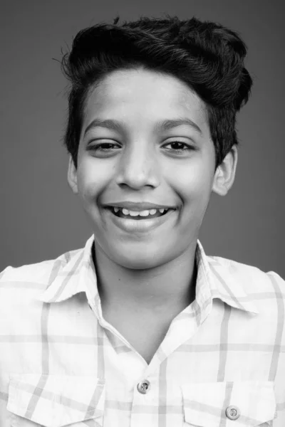 Fiatal indiai fiú visel kockás ing és szürke háttér — Stock Fotó