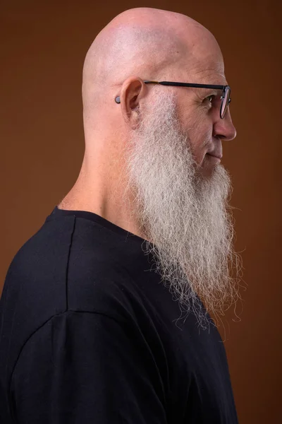 Uomo maturo calvo con lunga barba grigia sullo sfondo marrone — Foto Stock