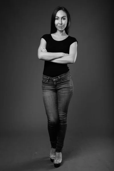 Студійний знімок молодої красивої жінки в чорно-білому — стокове фото