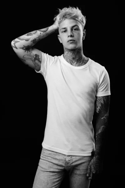 Siyah-beyaz sarı saçlı yakışıklı asi adam.