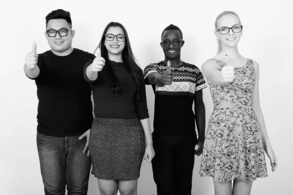 Studio schoot van gelukkige diverse groep van etnische vrienden multi glimlachen terwijl hij duim toestond met brillen samen — Stockfoto