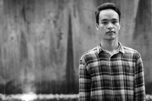 Joven hombre indio guapo explorando la ciudad en blanco y negro — Foto de Stock