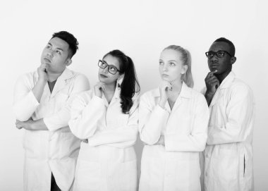 Çok etnik Doktor birlikte seyir sırasında düşünme çeşitli grup stüdyo çekim