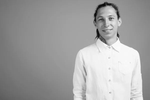 Jovem empresário com dreadlocks em preto e branco — Fotografia de Stock