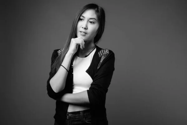 Junge schöne asiatische Frau in schwarz und weiß — Stockfoto