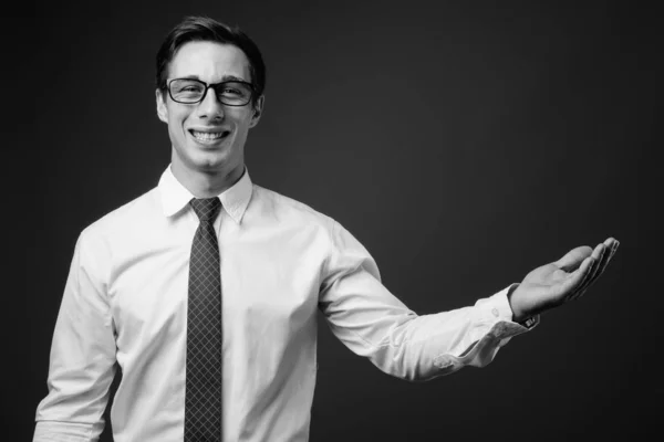 Junger gutaussehender Geschäftsmann mit Brille in Schwarz-Weiß — Stockfoto