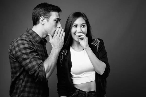 Retrato de una joven pareja multiétnica en blanco y negro —  Fotos de Stock