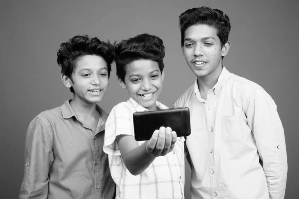 Drie jonge Indiase broeders samen in zwart-wit — Stockfoto