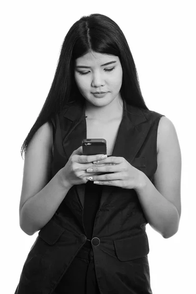 Estudio de disparo de joven mujer asiática utilizando el teléfono móvil —  Fotos de Stock