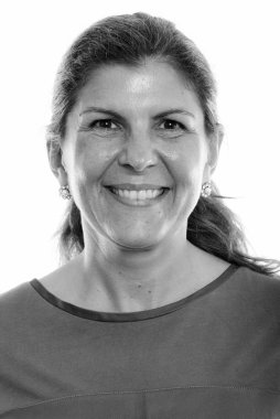 Stüdyo çekim olgun mutlu kadın gülümseyen yüzü