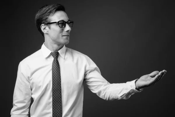 Joven hombre de negocios guapo con gafas en blanco y negro — Foto de Stock