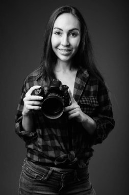 Siyah beyaz fotoğraf makinesi olan genç ve güzel bir hipster kadının stüdyo fotoğrafı.