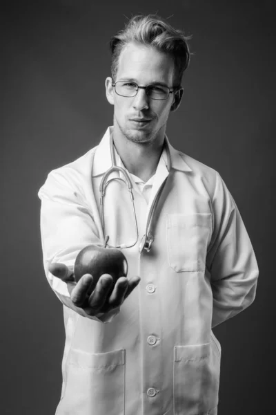 Młody przystojny mężczyzna lekarz w okulary w czarny i biały — Zdjęcie stockowe