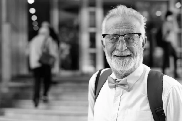 黒と白で街を探索ハンサムな髭の上級観光客の男 — ストック写真