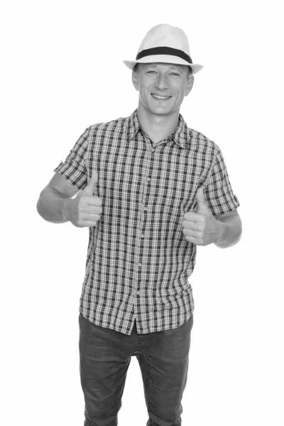 Studio βολή του νέους ευτυχισμένη Καυκάσιος άνθρωπος δίνοντας τους αντίχειρες επάνω απομονωθεί σε λευκό φόντο — Φωτογραφία Αρχείου