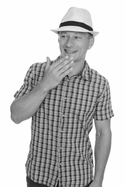 Estúdio tiro de jovem feliz caucasiano homem rindo isolado contra fundo branco — Fotografia de Stock