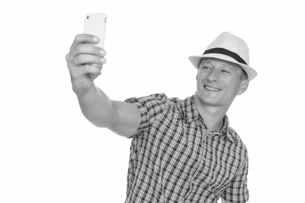 Studio záběr šťastný kavkazských mladíka s selfie izolované proti Bílému pozadí — Stock fotografie