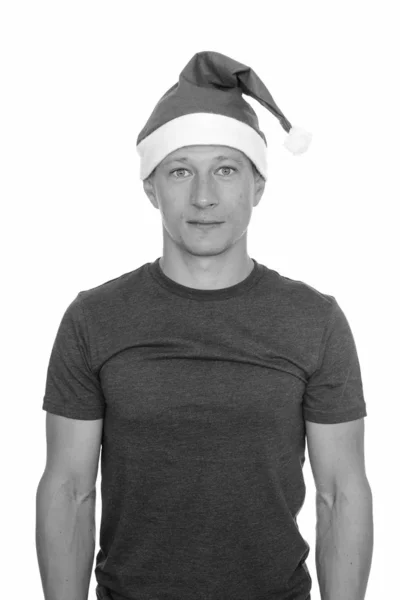 Студийный снимок молодого красивого белого мужчины, готового к Рождеству, изолированный на белом фоне — стоковое фото