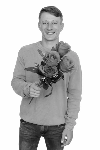 Stúdió lövés fiatal boldog kaukázusi férfi készen áll Valentin nap így rózsák elszigetelt fehér háttér — Stock Fotó