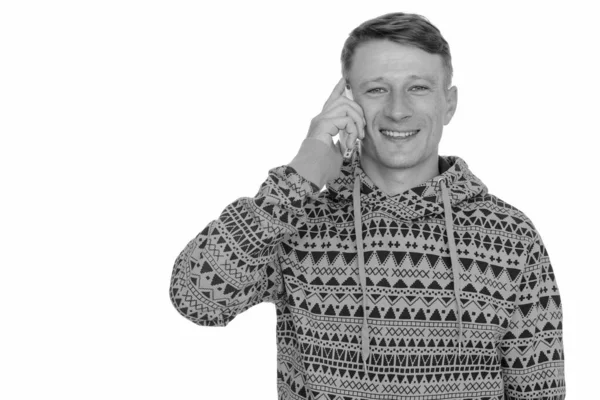 Strzał studio młodych szczęśliwy kaukaski mężczyzna rozmowy na telefon komórkowy na białym tle biały — Zdjęcie stockowe