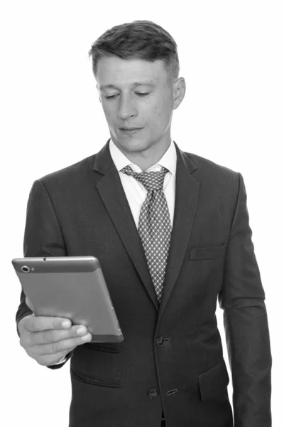 Estudio de disparo de joven guapo hombre de negocios caucásico utilizando tableta digital aislado sobre fondo blanco — Foto de Stock