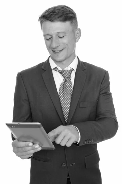 Studio shot de jeune homme d'affaires heureux caucasien en utilisant une tablette numérique isolé sur fond blanc — Photo