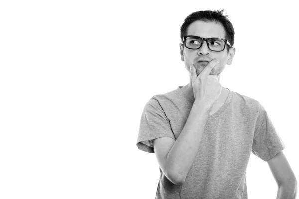 생각 하 고 거리를 보고 하는 동안 안경을 착용 하는 젊은 남자의 스튜디오 샷 — 스톡 사진