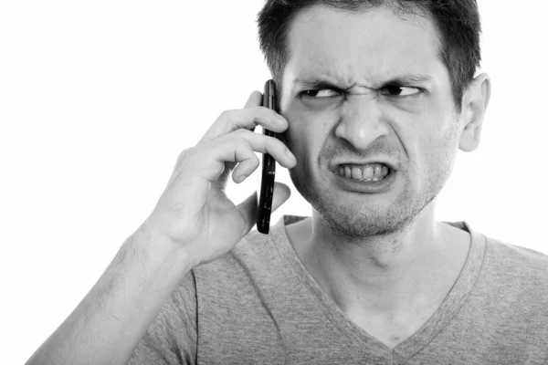 Close up de jovem irritado falando no telefone celular — Fotografia de Stock