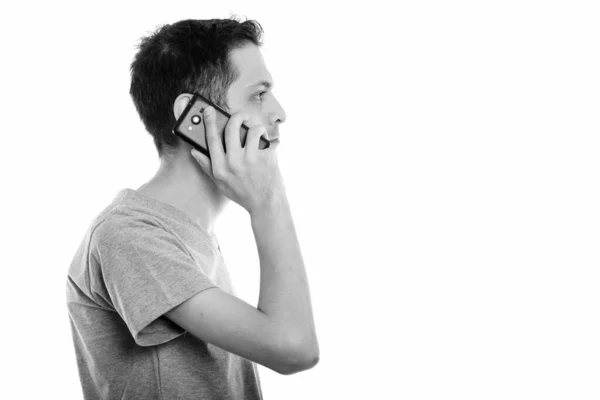 Vue du profil de jeune homme parlant sur son téléphone portable — Photo