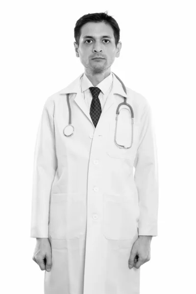 Студийный снимок стоя молодого врача — стоковое фото