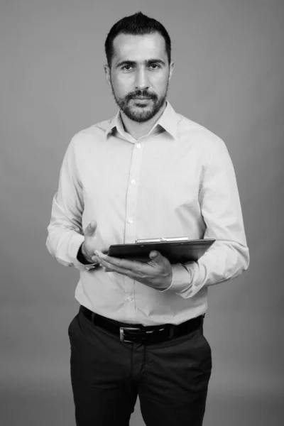 Schöner bärtiger persischer Geschäftsmann mit grauem Hintergrund — Stockfoto