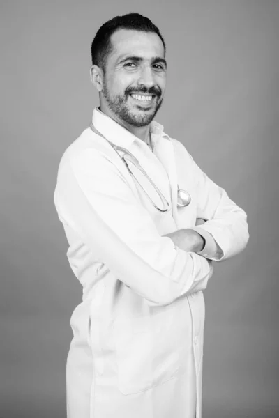 ハンサムな髭を生やしたペルシャ人医師-灰色の背景 — ストック写真