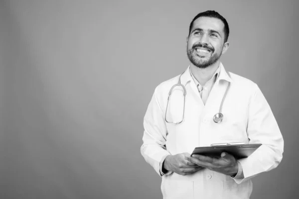Красивый бородатый персидский врач на сером фоне — стоковое фото