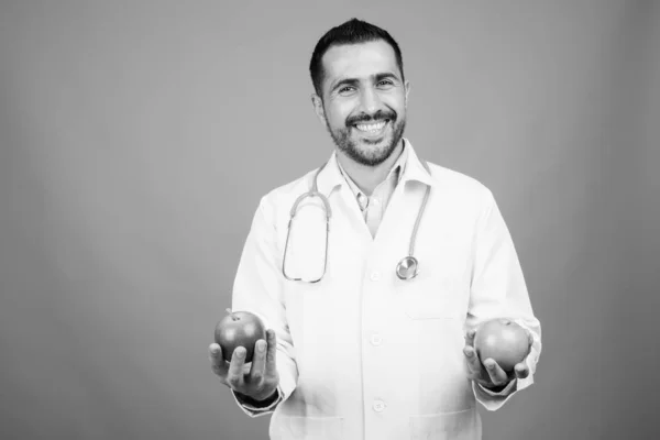Поручний бородатий перський лікар проти сірого походження — стокове фото