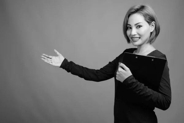 Retrato de una hermosa empresaria asiática en blanco y negro —  Fotos de Stock