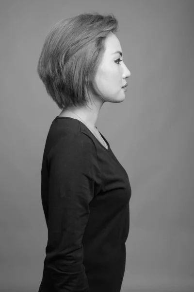 흑백으로 아름다운 아시아 여성의 사진 — 스톡 사진