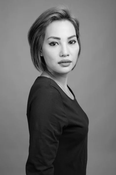 Siyah beyaz güzel Asyalı iş kadını portresi — Stok fotoğraf