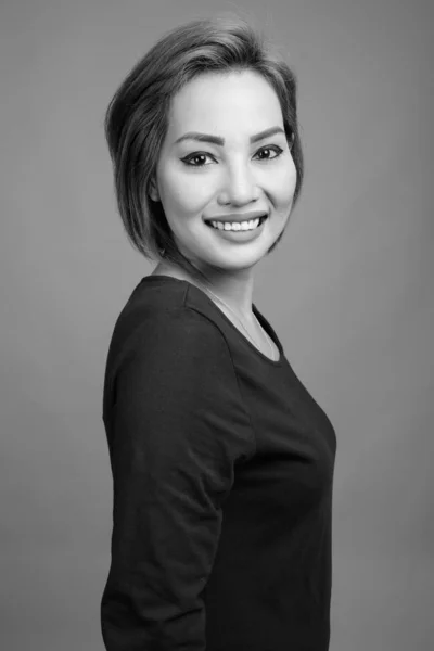 Retrato de una hermosa empresaria asiática en blanco y negro —  Fotos de Stock
