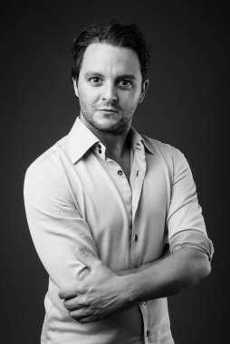Siyah beyaz İtalyan işadamının stüdyo fotoğrafı.