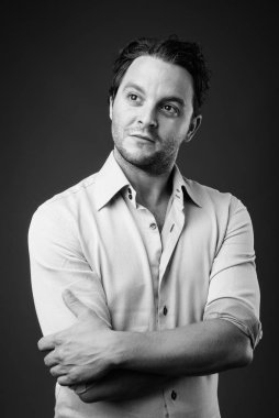 Siyah beyaz İtalyan işadamının stüdyo fotoğrafı.