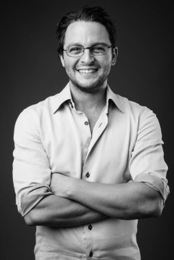 Siyah beyaz İtalyan işadamının stüdyo fotoğrafı.