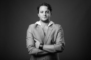 Siyah beyaz İtalyan işadamının stüdyo fotoğrafı.